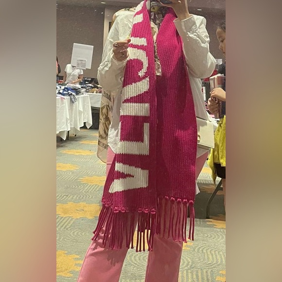 AUTHENTIC Versace Logo Wool Intarsia Fuchsia Scarf - Picture 3 of 6